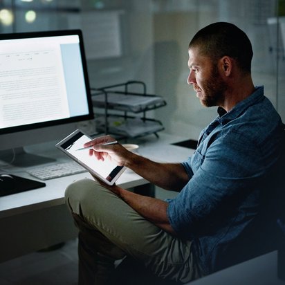 Eine Person sitzt am Computer. Eine Person sitzt am Computer.