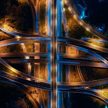 Verkehr-Autobahnkreuz-Fahrzeuge-Infrastruktur Autobahnkreuz bei Nacht