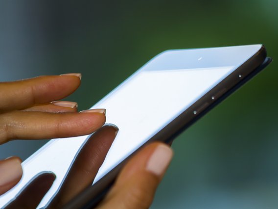 IT-Sicherheit für mobile Anwendungen und Webanwendungen in teil kritischen Use Cases Die Hand einer Frau bedient die Oberfläche einer Mobilen Anwendung auf einem Smartphone