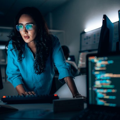 IT-Code-Monitore-Mitarbeiterin Frau in IT Umgebung