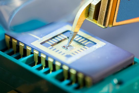 Chip-Prüfung in einem Testbed im Hardware-Labor von TÜVIT